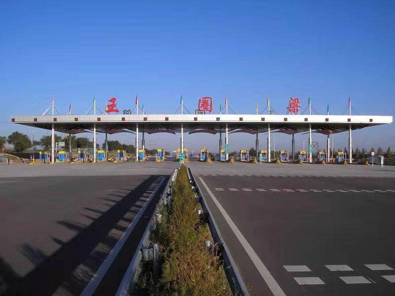 青银高速王圈梁收费站宁夏首条双向八车道高速青银高速公路宁夏段起于