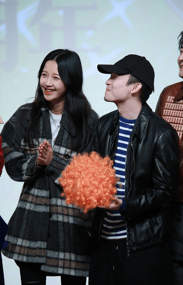 结婚也不影响少年感董子健身穿皮衣贴老婆好近是甜到齁的爱情