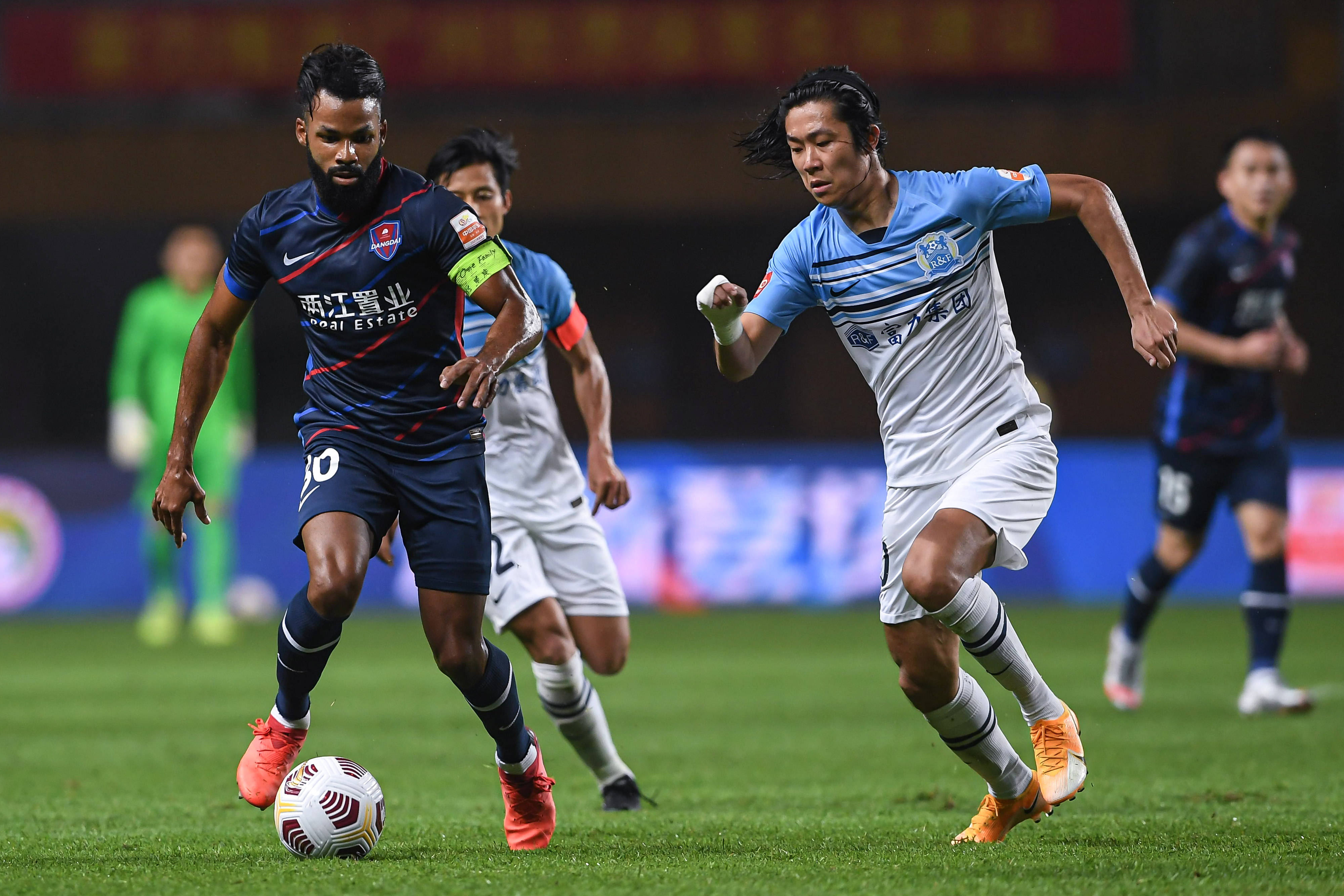 新华社照片,广州,2021年4月27日4月26日,广州城队球员李提香(前右)与