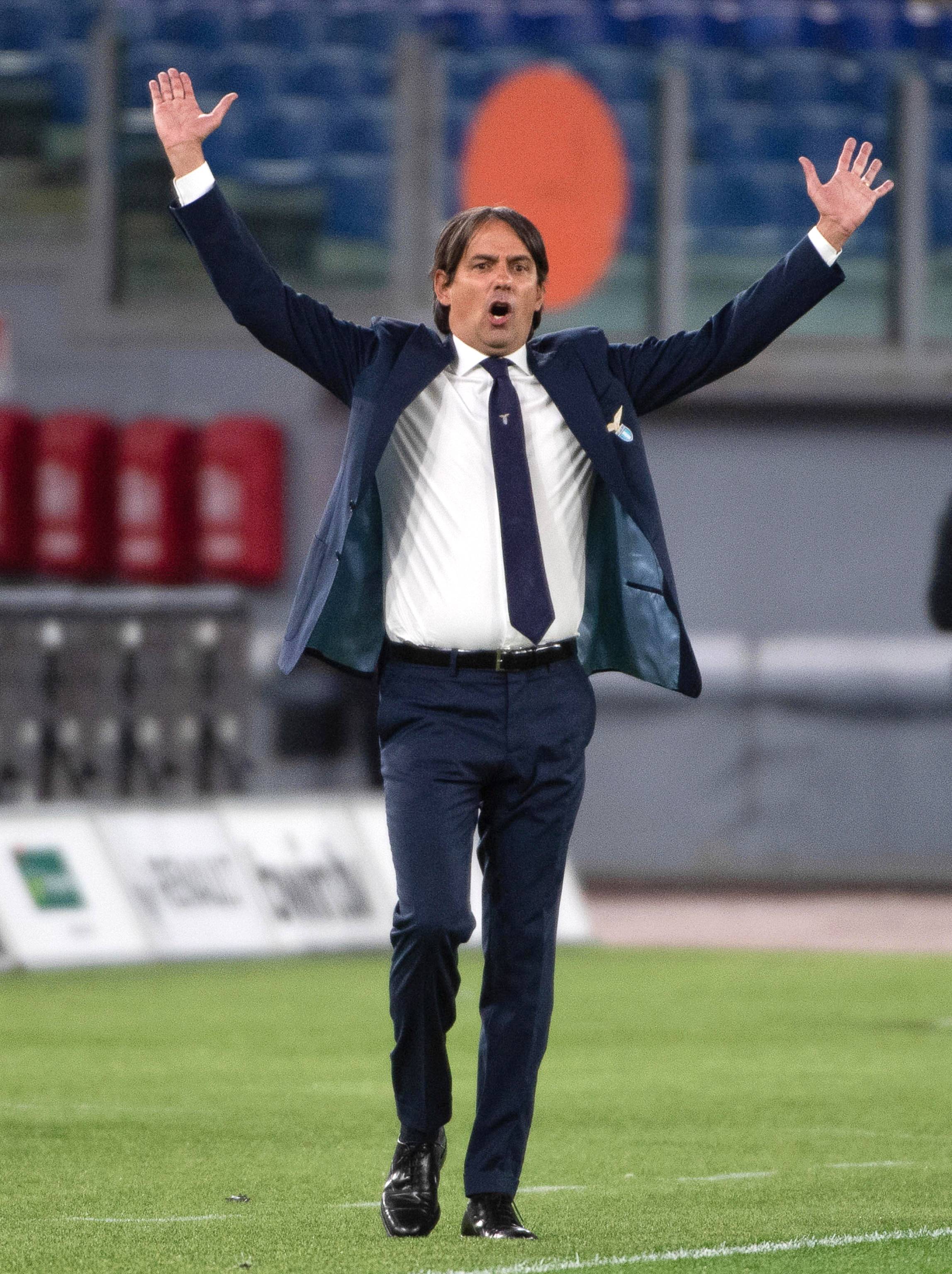 4月26日,拉齐奥队主帅西莫内·因扎吉在场边指挥.