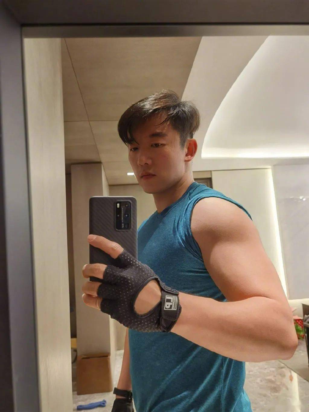 35岁郑恺为拍片增肥40斤又瘦回肌肉人网友胖瘦自如