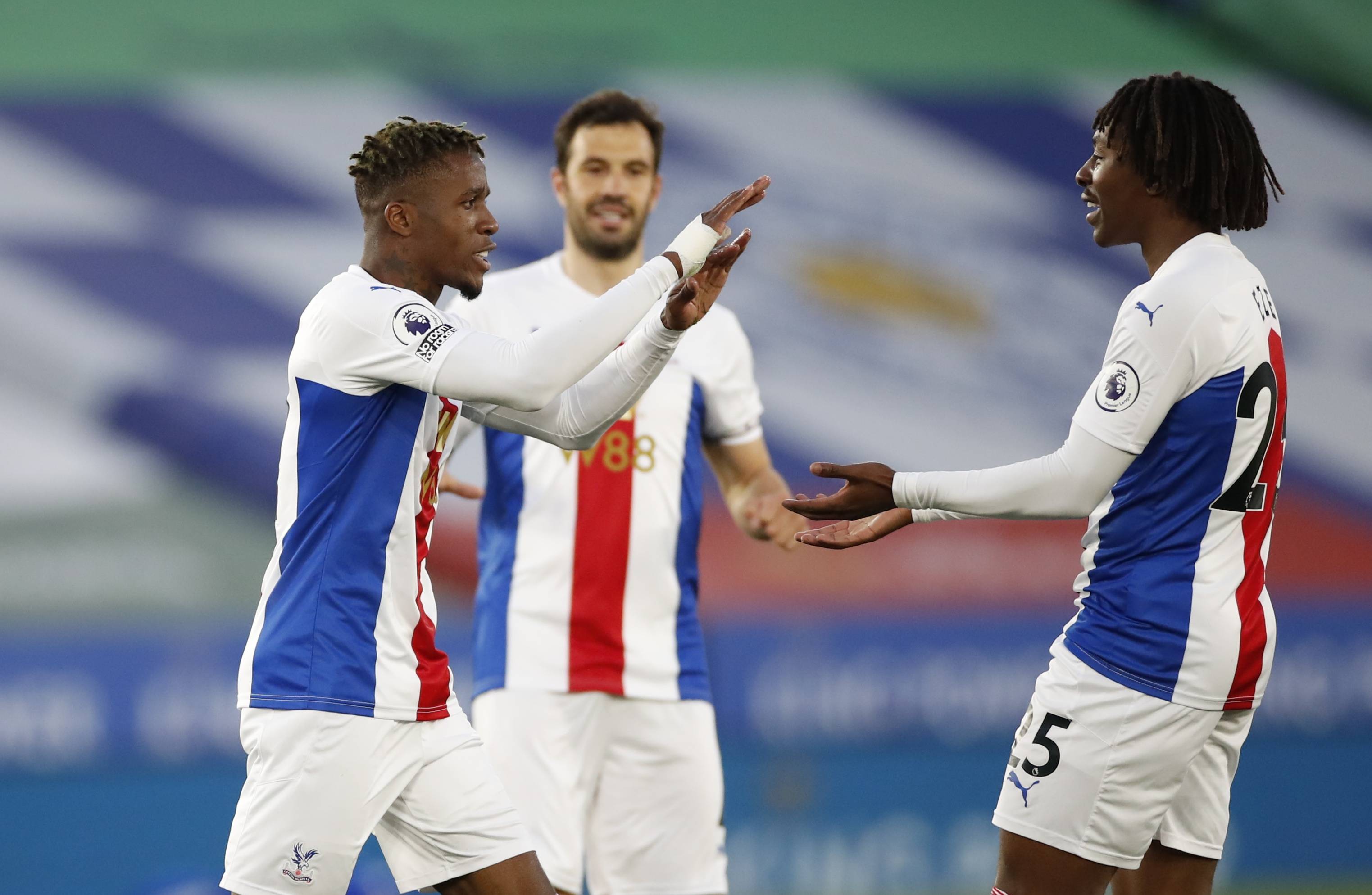 4月26日,水晶宫队球员扎哈(左)进球后和队友埃泽庆祝.