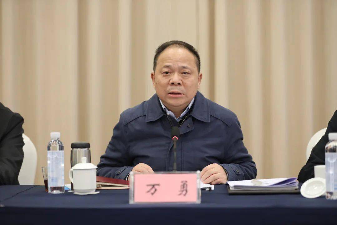 万勇强调全面贯彻实施烟草专卖法律法规推动烟草行业高质量发展