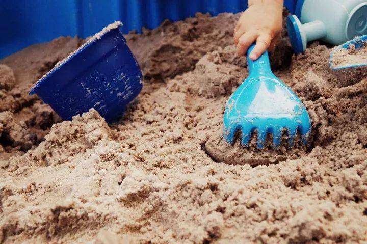 清清就跳进了沙池,迫不及待地抓起一把细沙,让沙子从他的手指缝中流出