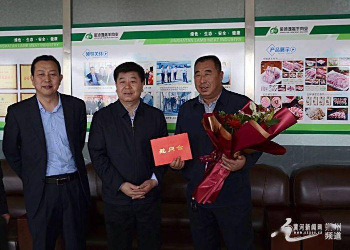 怀仁市委书记丁裕慰问全国劳动模范袁建军