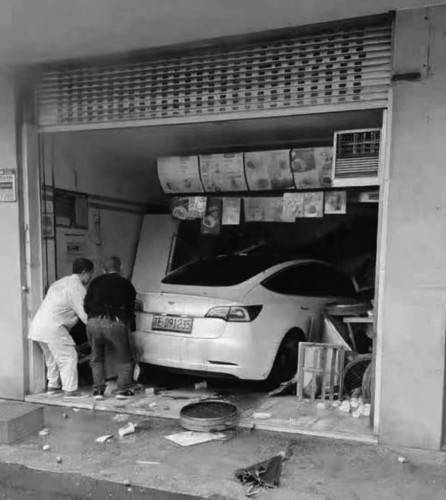 太仓滨河路车祸图片