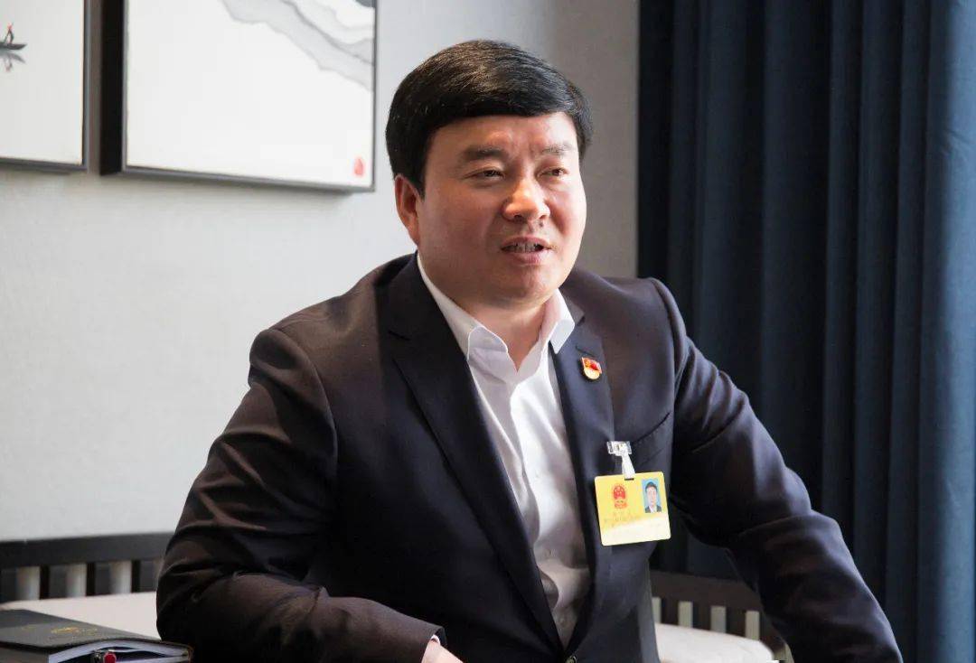 讨论中,冯向军对高堡乡提出三点要求,一要以产业振兴为抓手助力乡村