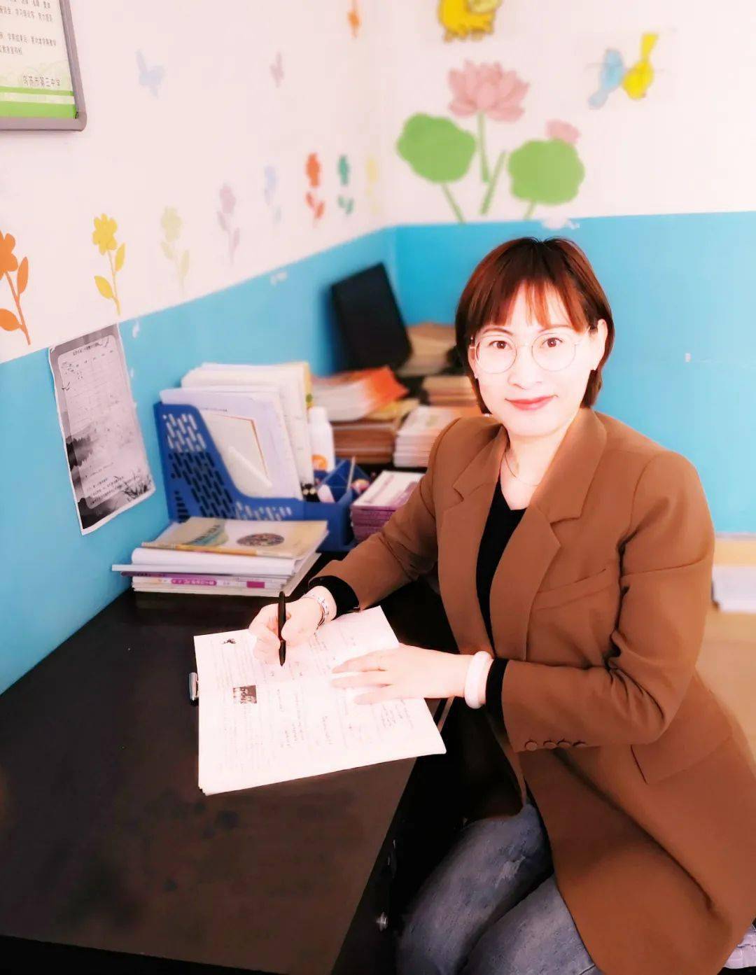 李春玉老师是乌苏三中毕业班的历史教师.