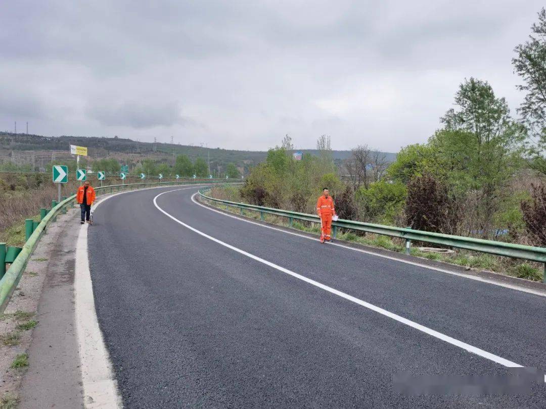 g22线青兰高速长庆桥长下坡路段预防性养护工程顺利完工