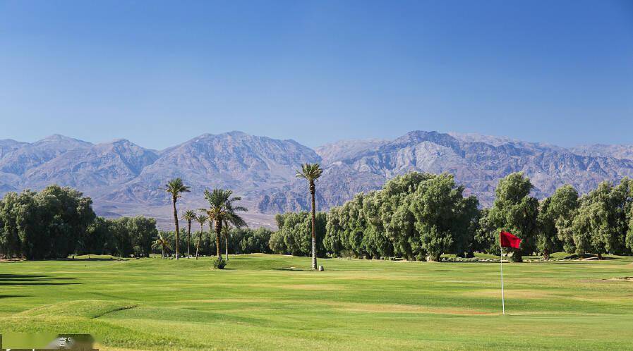 穿过美国加州的死亡谷来炉溪牧场度假村感受奇特地貌和景观