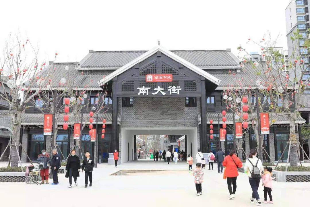 4月26日,记者走进濉溪古城一期南大街建设现场,大气沉稳的仿古风格