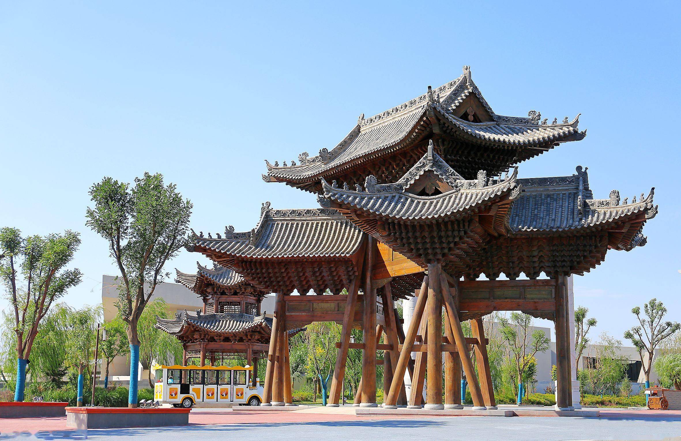 景区内最具特色的中国首部边塞史诗剧《天下雄关》,是由嘉峪关市人民