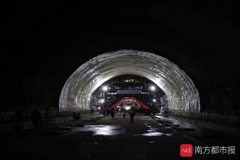 华南快速路新建石门堂山隧道工程29日贯通