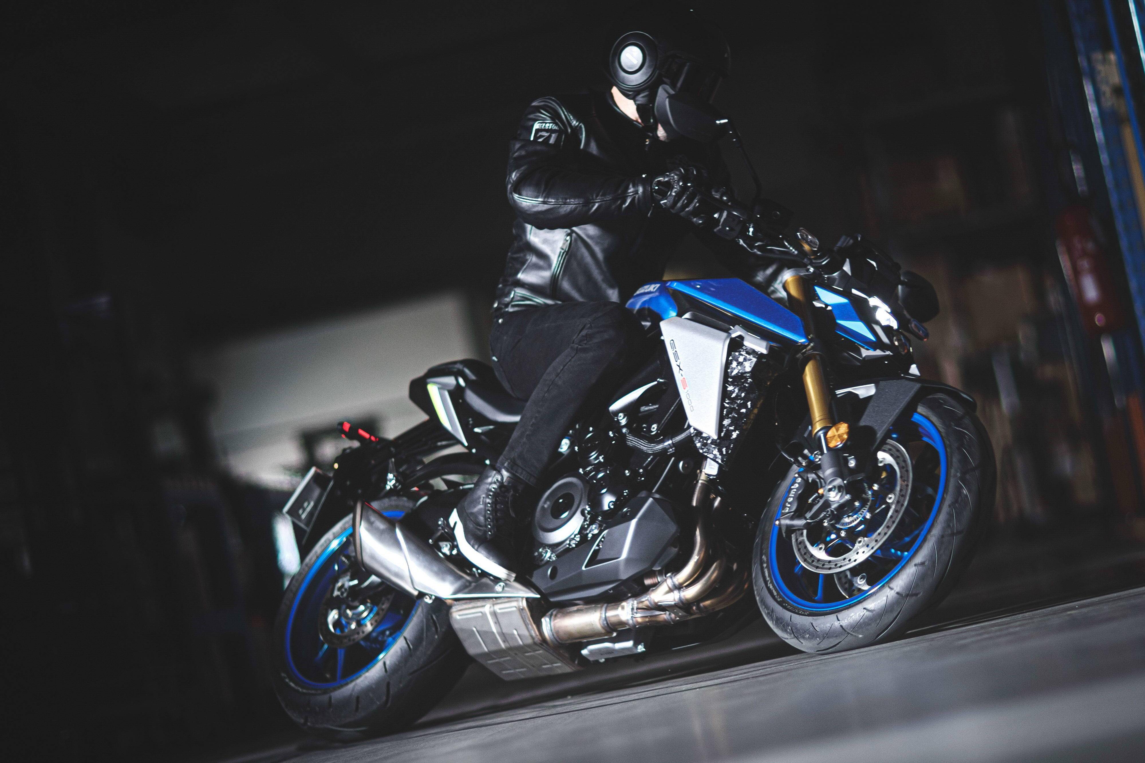 suzuki新一代运动街车2021gsxs1000户外特写