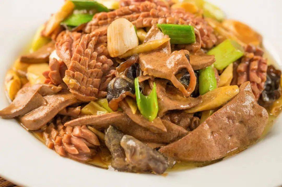 大火,倒进猪腰猪肝,加一大勺料酒当做水分,避免锅里太干,翻炒几下后