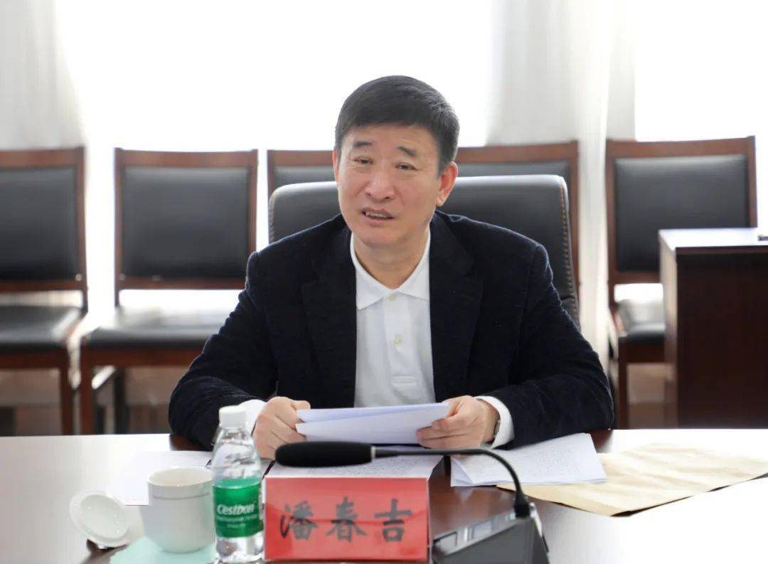 座谈会上,温向伟围绕全区教育整顿整体工作部署开展及