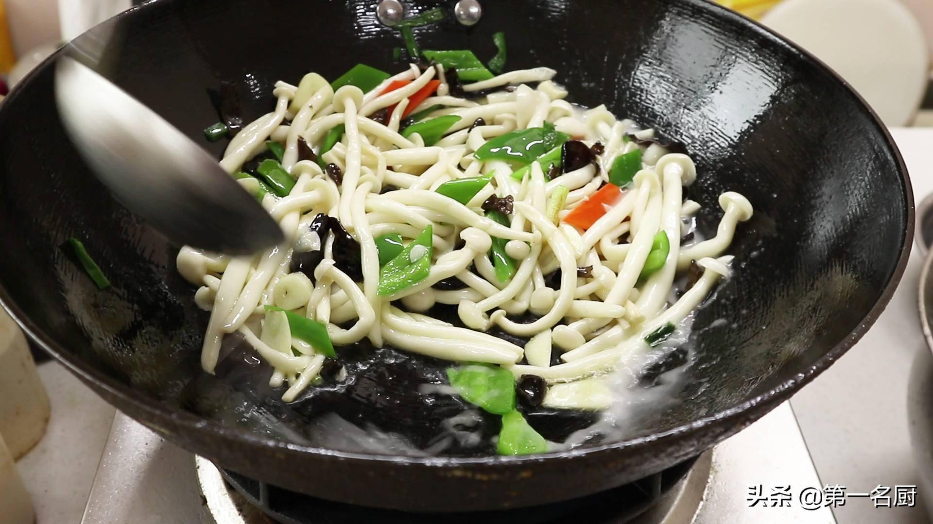 大厨教你做一道青椒白玉菇鲜香嫩滑又营养素菜中的美味佳肴