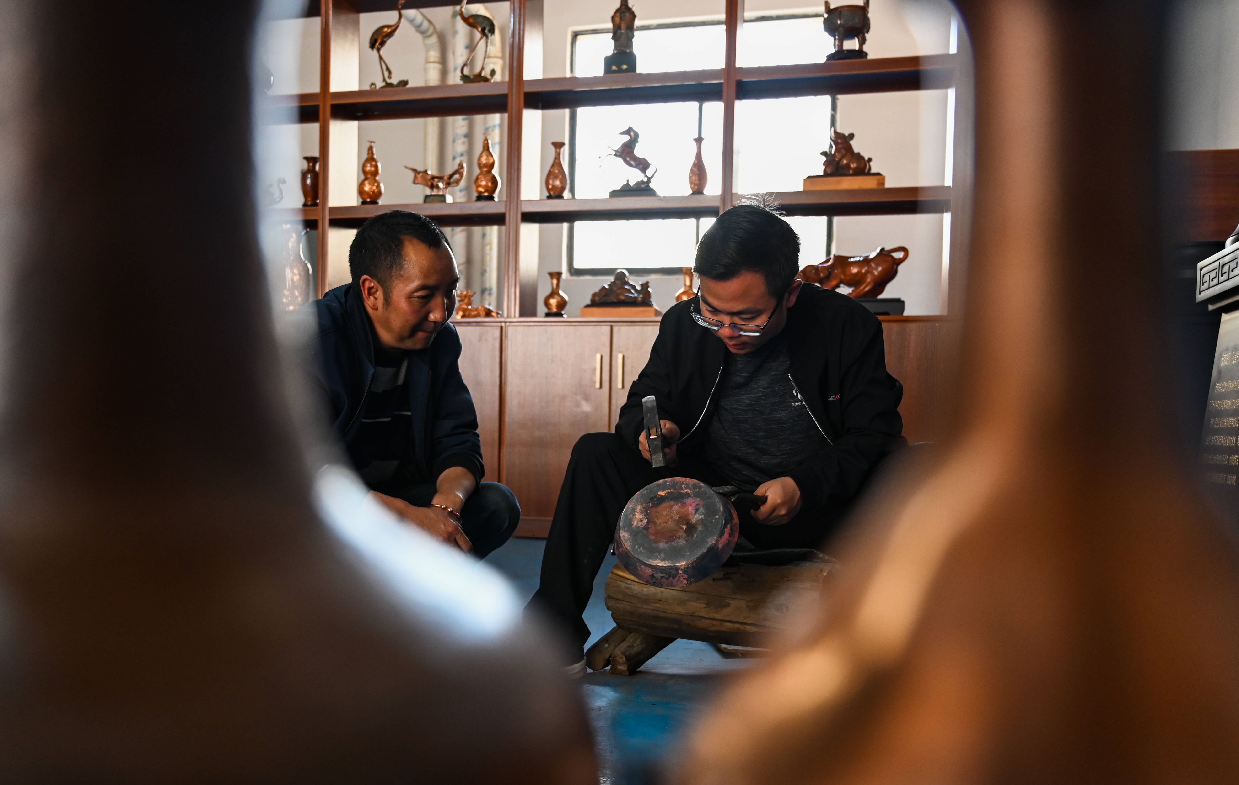 斑铜世家有新人_张伟