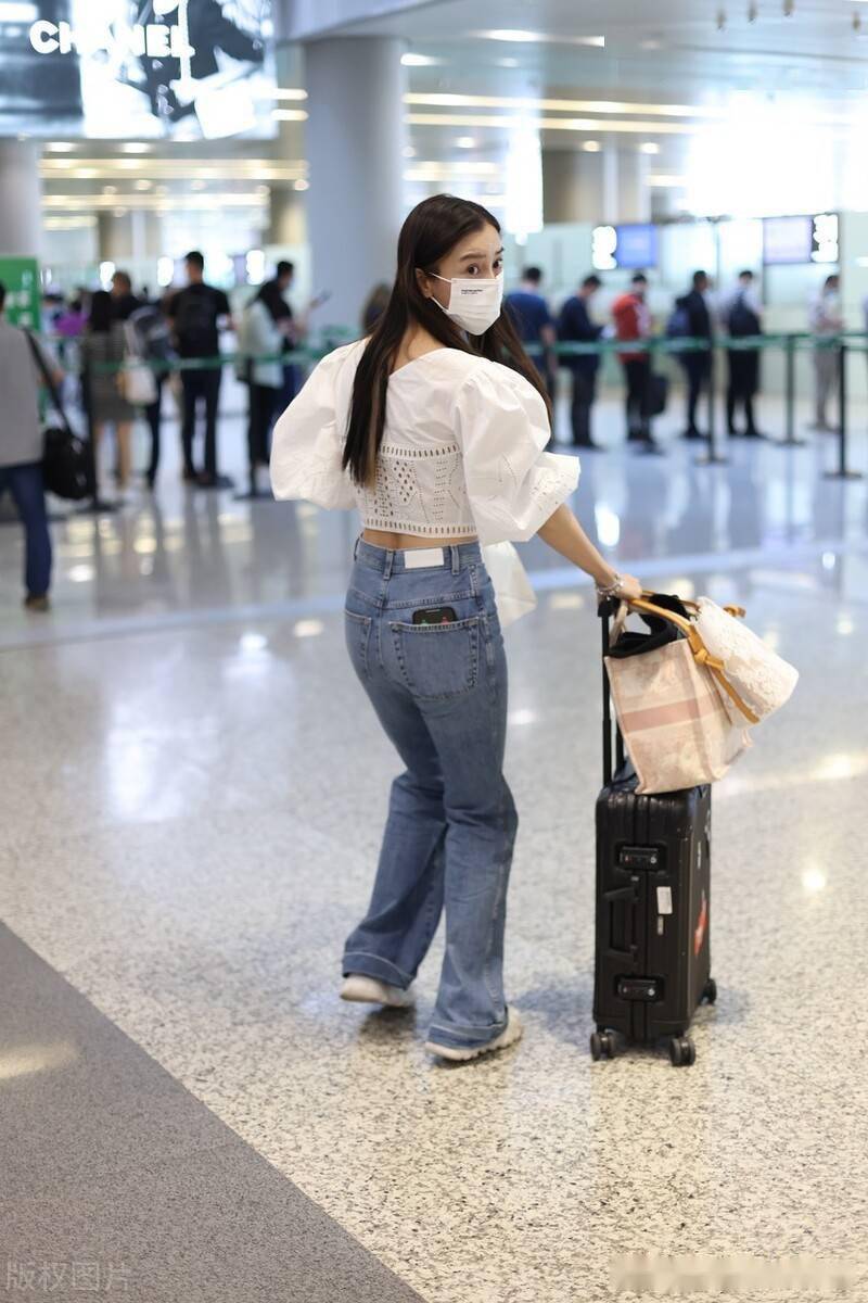 街拍:杨颖白色镂空泡泡袖衬衫 牛仔阔腿裤 特包清新甜美