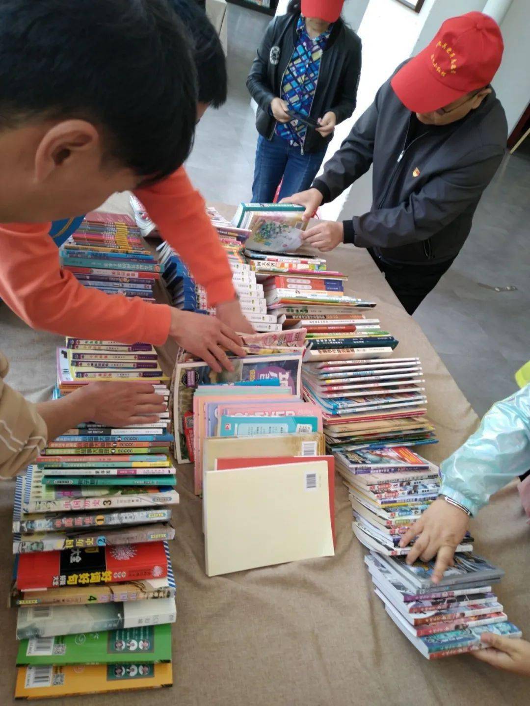 市委党校第二党支部开展"社区书屋"捐书活动