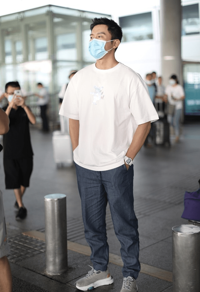 大黑牛李晨私下还挺低调的穿着也朴素身材真壮实太有男人味了