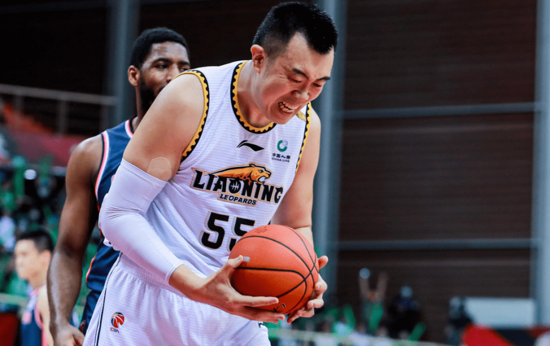 韩德君的罚球赵继伟的三分那些伟大时刻往往都交织在血和泪里