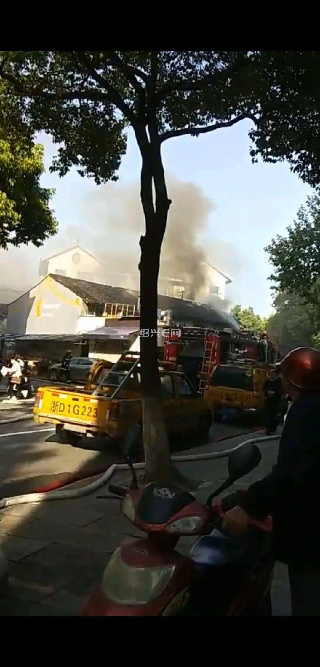 悲痛绍兴嵊州一住宅楼突发火灾两小孩抢救无效不幸死亡