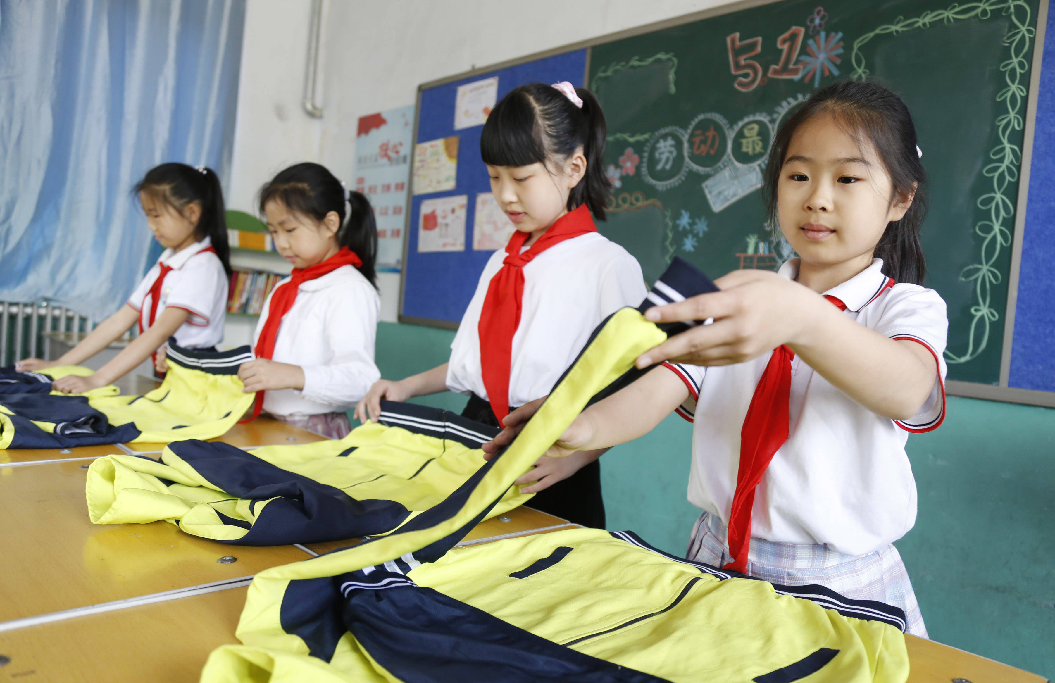 4月30日,邢台市北关街小学学生比赛叠衣服.