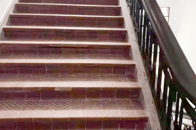 材质,颜色,样式为了复原楼梯的红缸砖踏步恢复了中庭新古典主义的效果