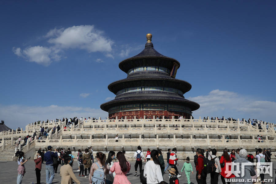 图集五一假期首日北京游客公园打卡热门区域人气火爆