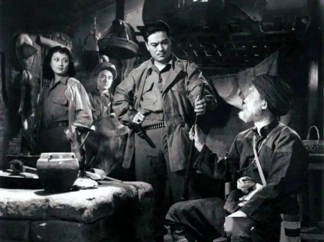 电影《英雄虎胆》中,侦察英雄曾泰深入大山与敌周旋,凭着对党的忠诚