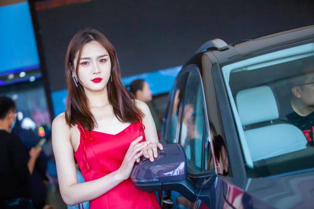 车展不仅仅有靓车,还有各种演出精彩不断,5月1日红歌展演,5月2日2021