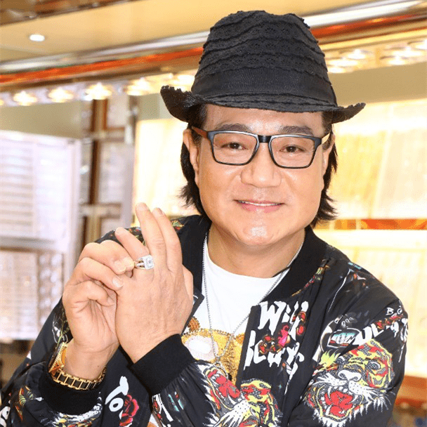 香港62岁老戏骨渴望生子弥补遗憾,年轻时为情所困割断9条手筋_鲁振顺