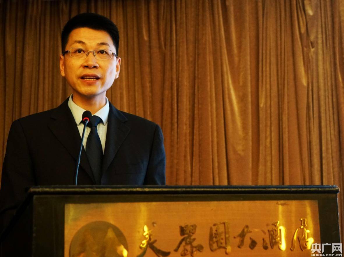 会长/上海华谊精细化工有限公司党委书记/董事长孙喆浩进行握手交接