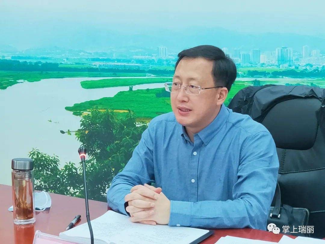 州委常委,瑞丽市委书记翟玉龙主持会议并对全市疫情防控,边境管控工作