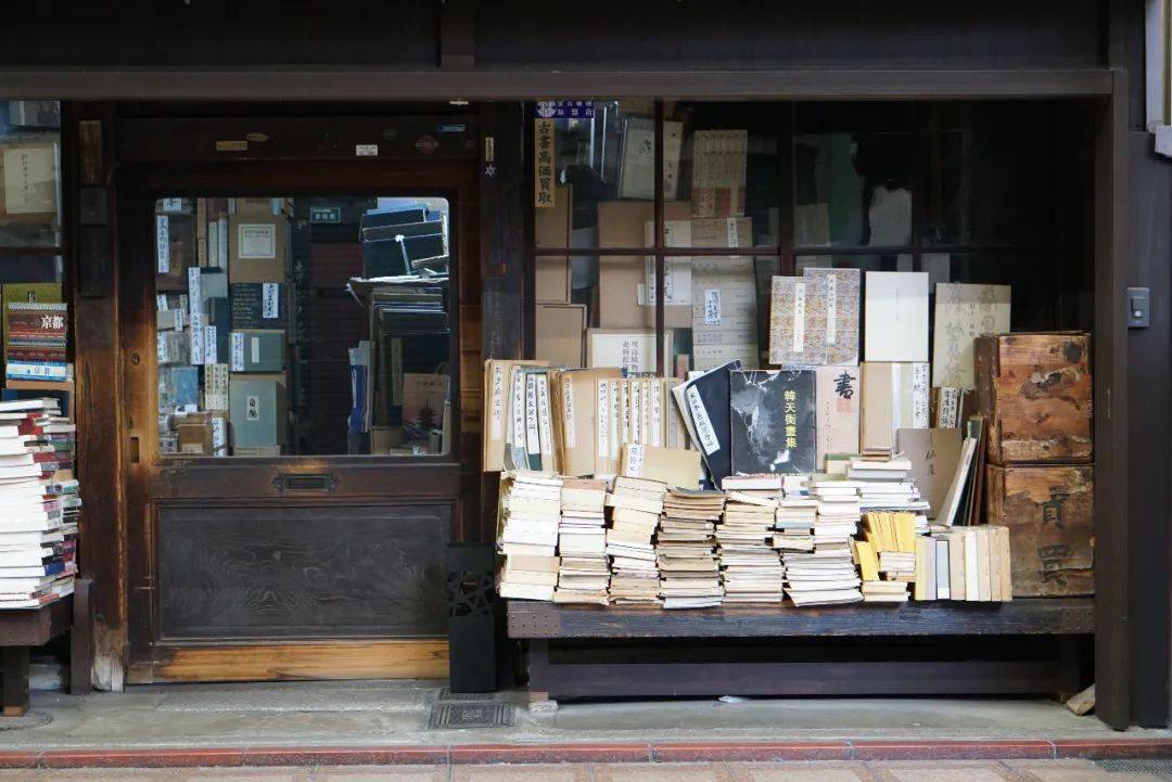 别在热门景点人挤人了去逛书店吧