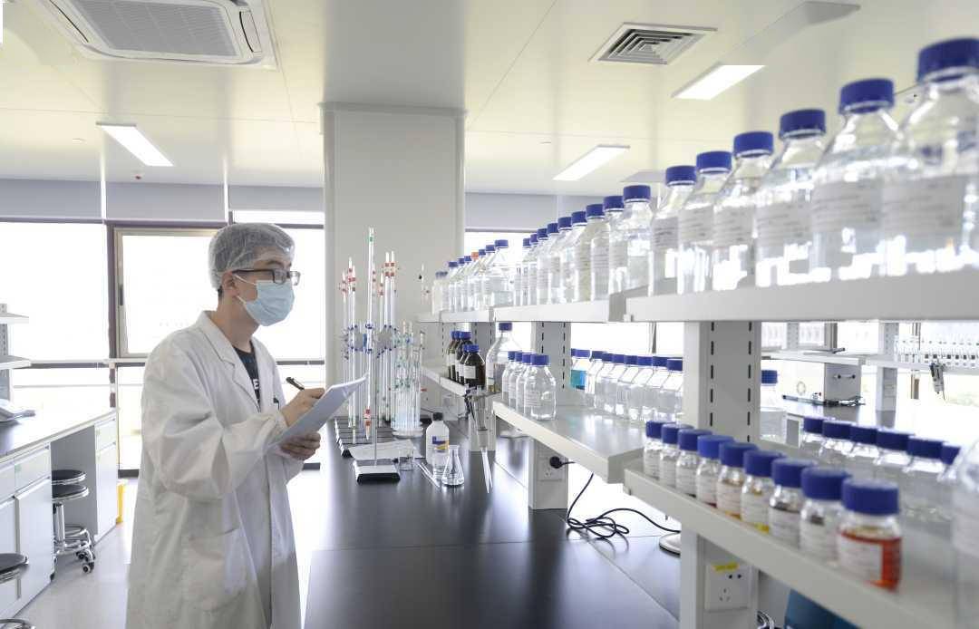 北京大兴生物医药基地内的科兴中维生物技术有限公司新冠疫苗生产线上