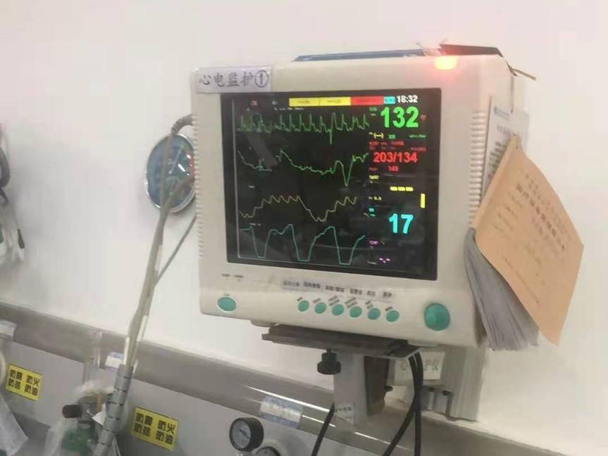 叶海丰医生在救护车上监护患者状况并给予药物做进一步抢救,同时和