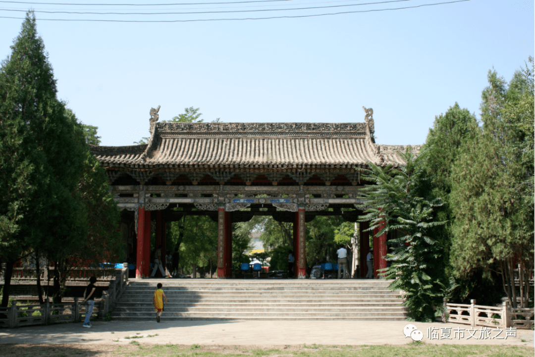 临夏市旅游局 简 介:红园一字亭位于甘肃省临夏回族自治州临夏市红园