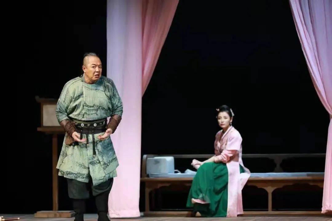 该剧脱胎自唐传奇故事.唐代沈亚之的原作《冯燕传》讲".