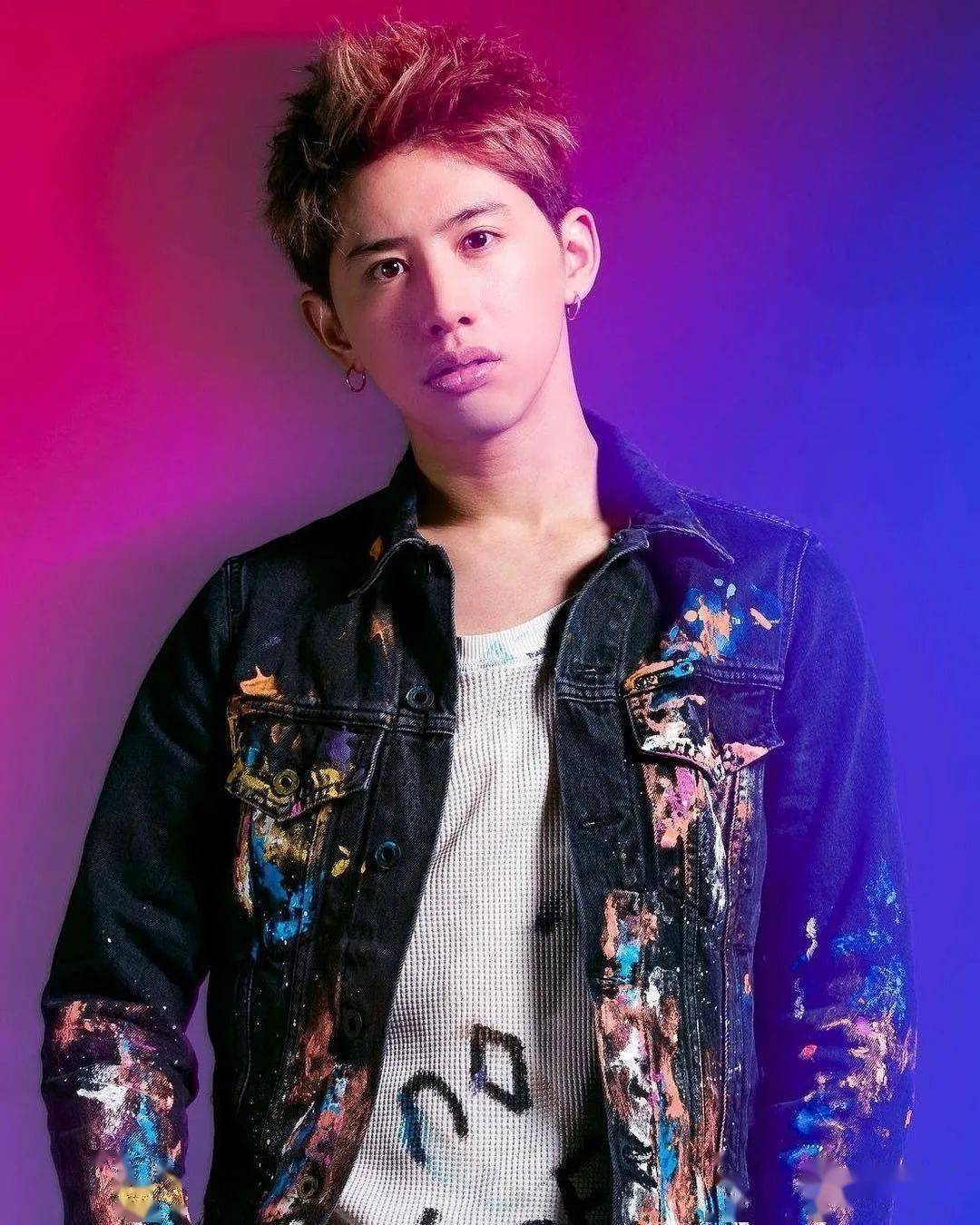 也是一个星二代,父母都是日本著名歌手,父亲森进一是日本演歌天王