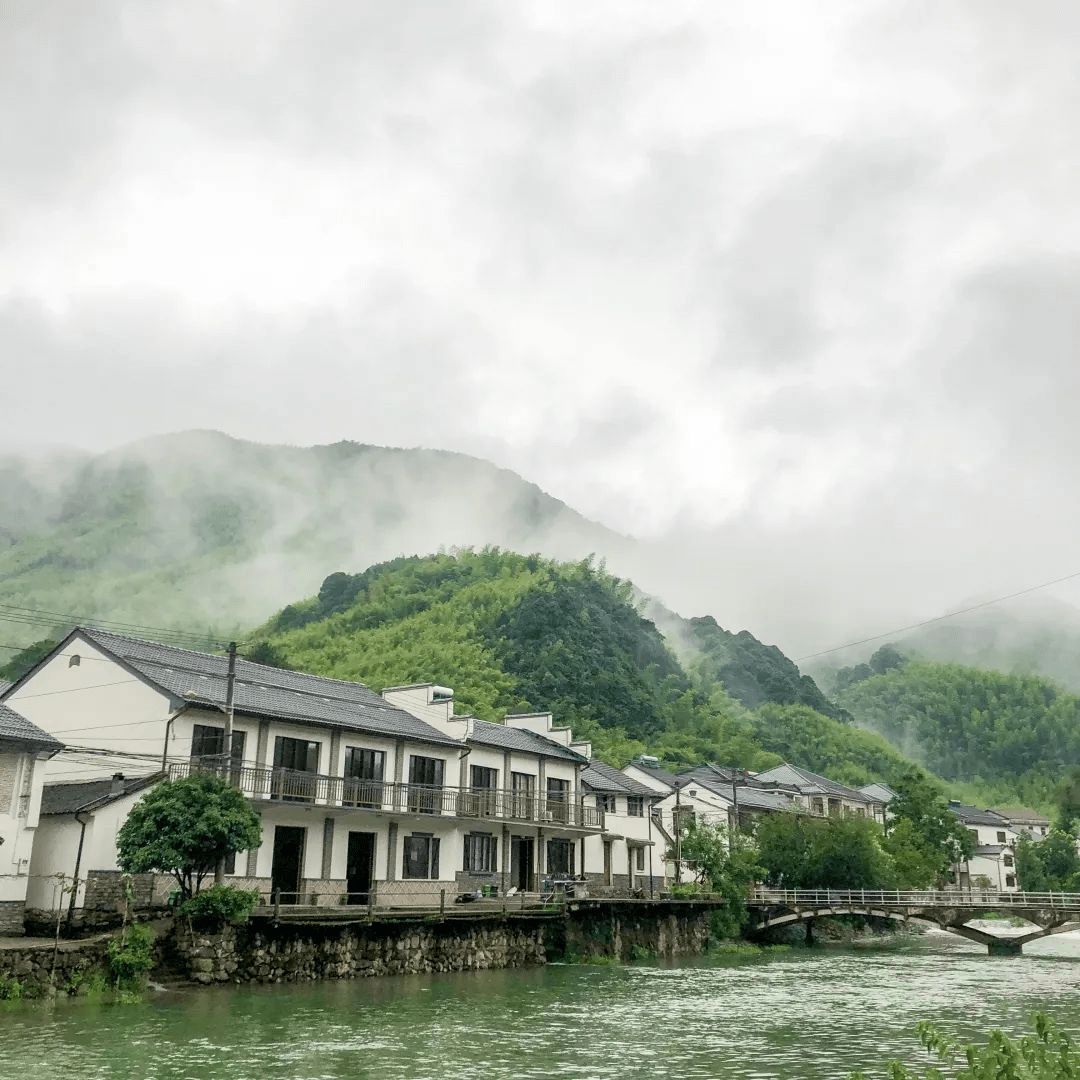 坐觀整個東沈村落,在山巒環抱之下,清澈盤溪穿村而過,將白牆黑瓦的