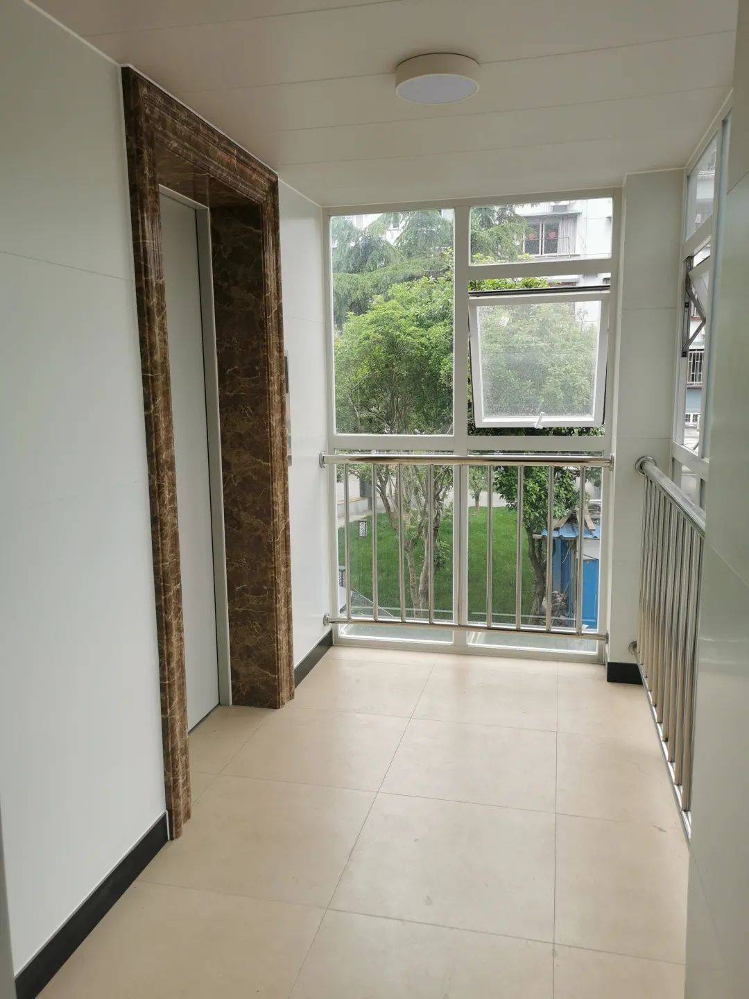 加梯后的楼道更加整洁张国荣表示,"加梯工作如何促成共识是关键.