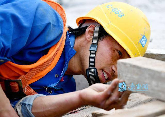 今天我在岗致敬劳动者走近建筑工人