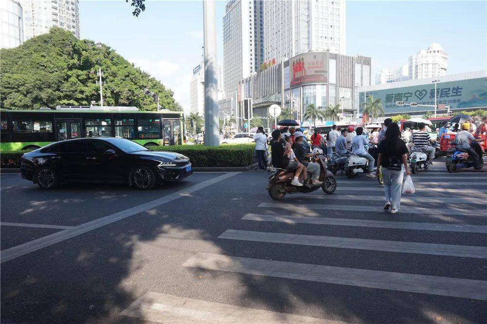 在民生路斑馬線前,不時有行人過馬路,但無論是公交車,出租車還是私家