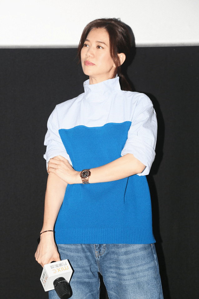 袁咏仪就算穿着朴素也有气质,拼色上衣配牛仔裤,简单随性又端庄