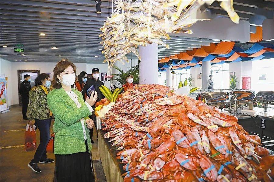 游客前来品尝在十五库举办的大连国际龙虾节上↓↓↓大连各地热闹非