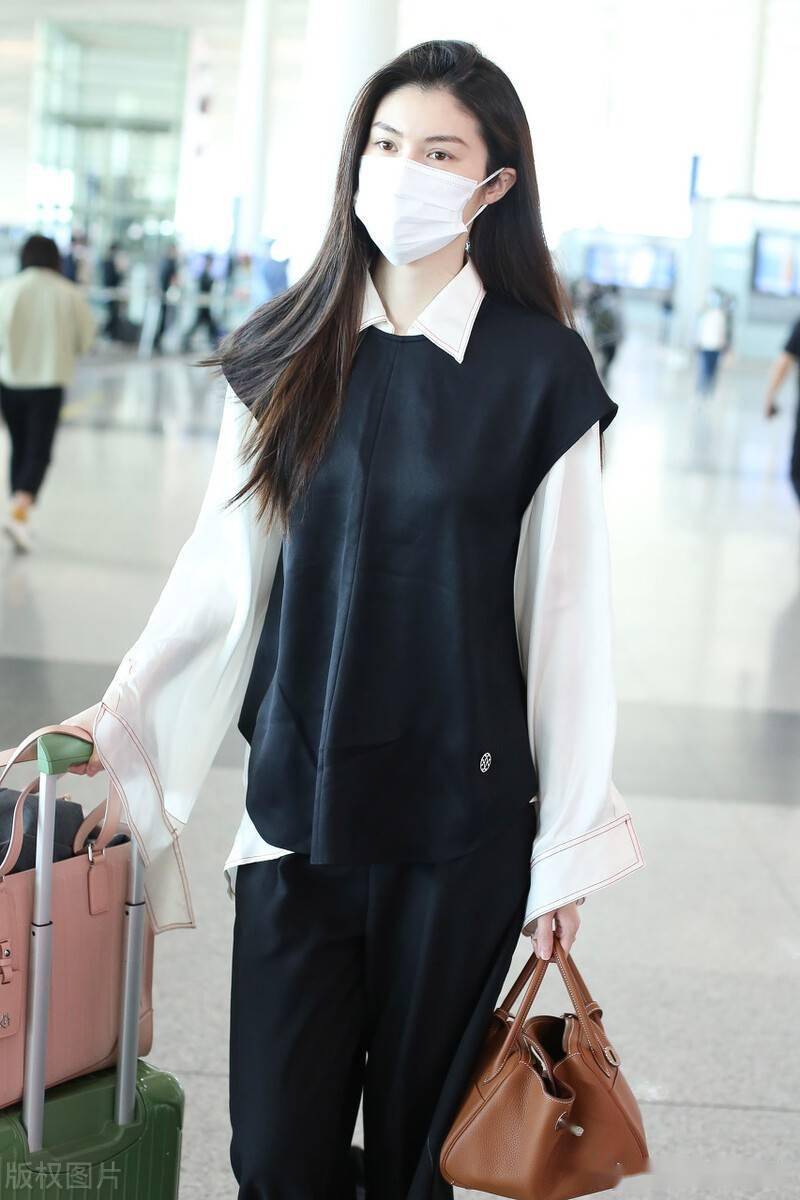 何穗白衬衫搭阔腿裤长发飘飘大步流星似仙女