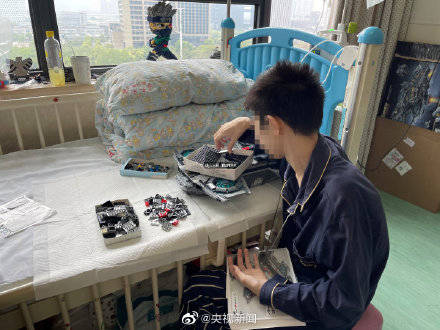 【男孩为捐角膜离世前小心保护眼睛】3日,浙江绍兴的15岁男孩磊子,因