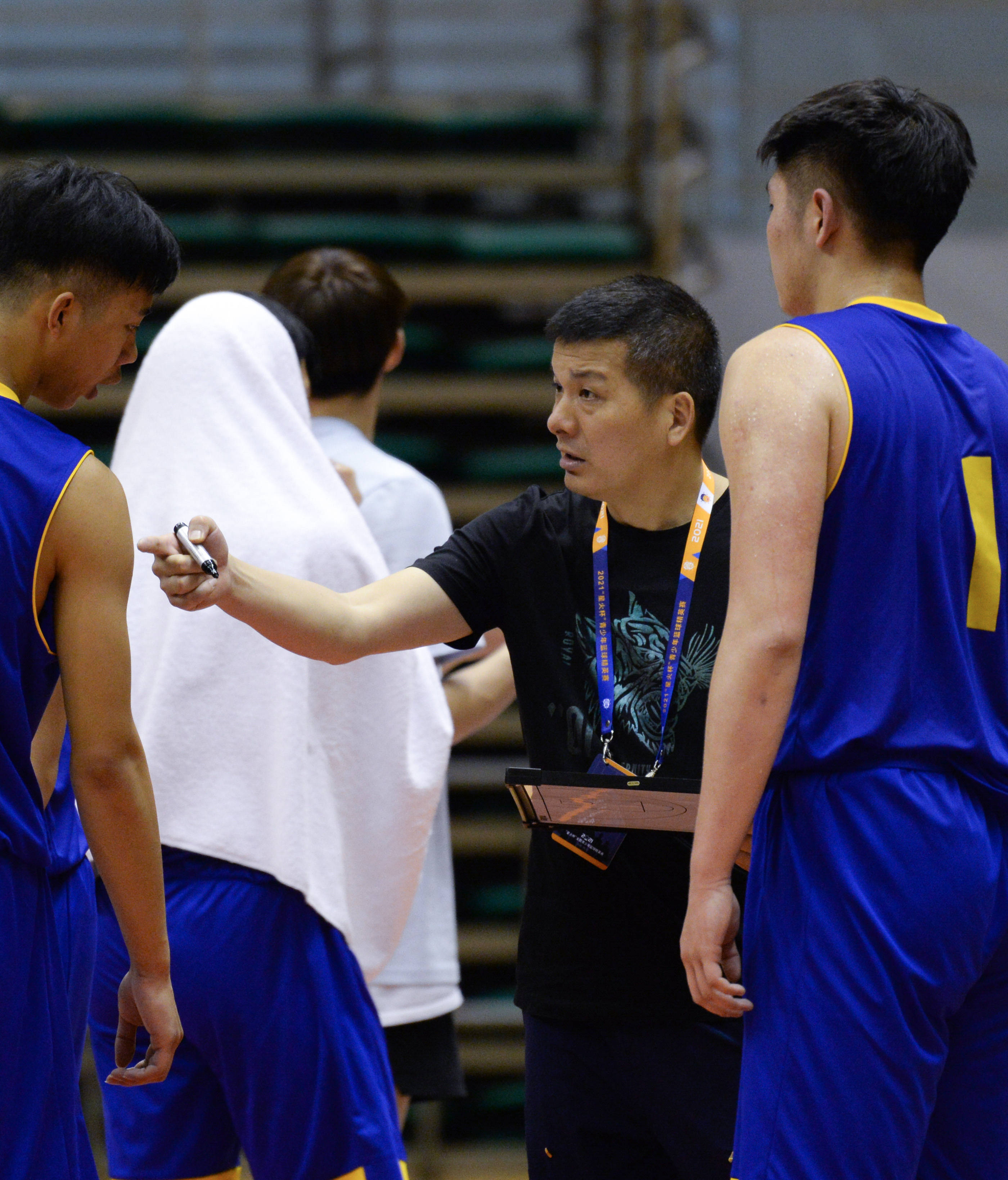 5月5日,湖南省地质中学队主教练彭志强(右二)指导队员.